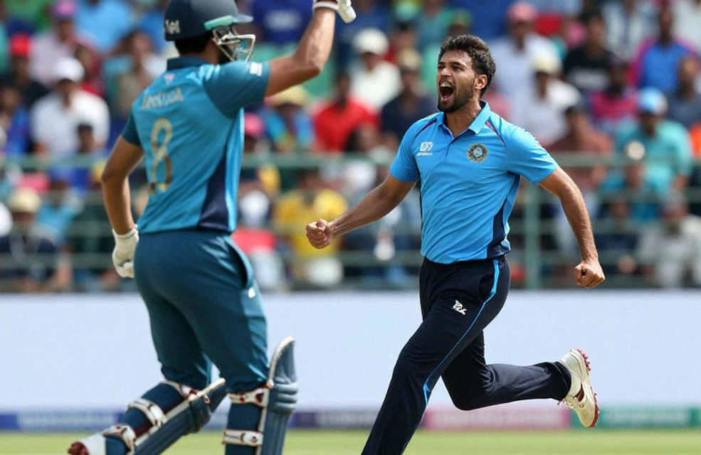 বেঞ্চের খাতা: ২৩তম মানুষই বলে দেয় ক্রিকেট-জাতির আসল গভীরতা বেঞ্চের খাতা: ২৩তম মানুষই বলে দেয় ক্রিকেট-জাতির আসল গভীরতা