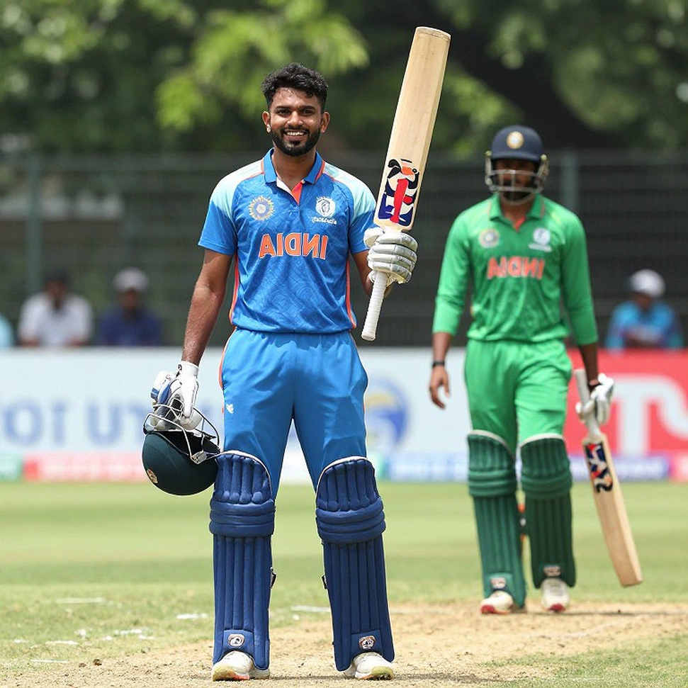 দুর্বানে বল নয়, বই: কামিন্সের শান্ত উত্তর আর খোয়াজার 'সাবর'-এর ছায়া দুর্বানে বল নয়, বই: কামিন্সের শান্ত উত্তর আর খোয়াজার 'সাবর'-এর ছায়া