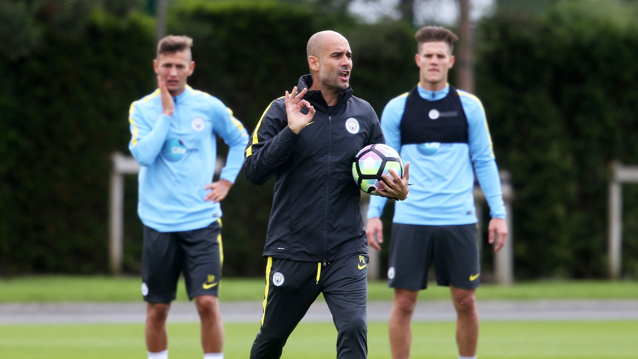 https://e0.365dm.com/16/07/2048x1152/pep-guardiola-training_3628289.jpg